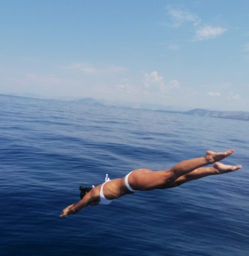 Diving from the boat on the makeva sailing boat